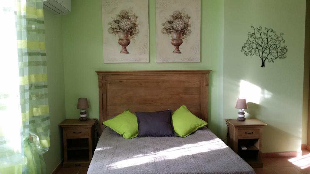 Les Portes Du Soleil Bed & Breakfast Капестон Стая снимка
